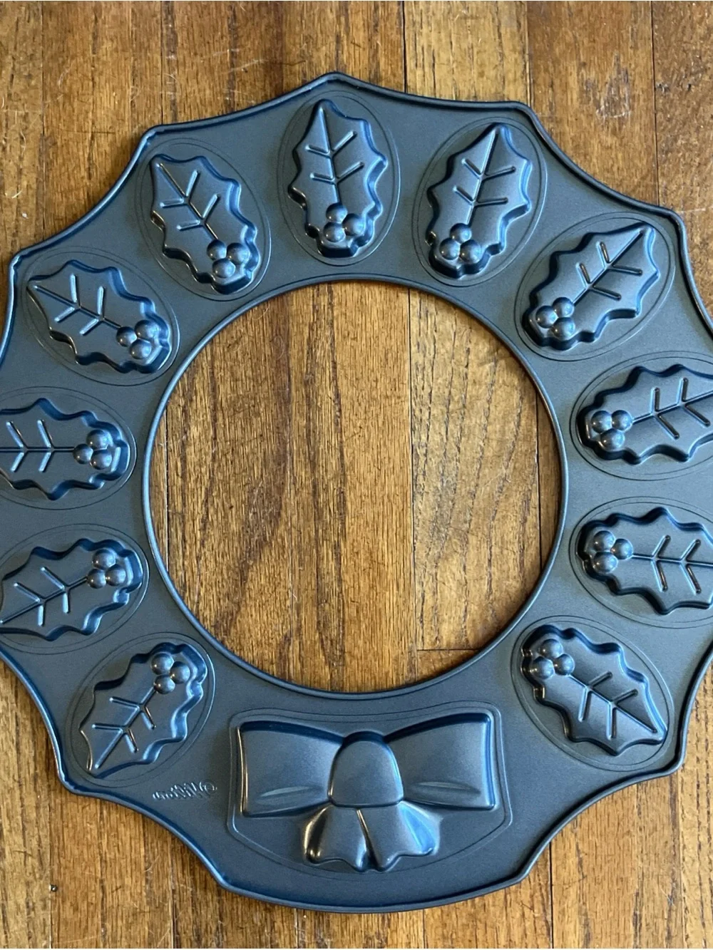 RETIRED Wilton 3D Dimensions Christmas Cookie Cutter Wreath Shape Cake Pan